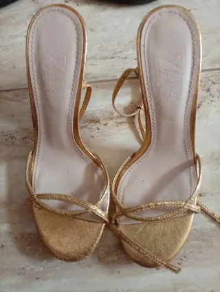 Zapatos dorados de tacón