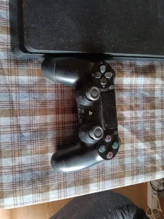 PS4 (PlayStation 4) Negra + 1 Mando