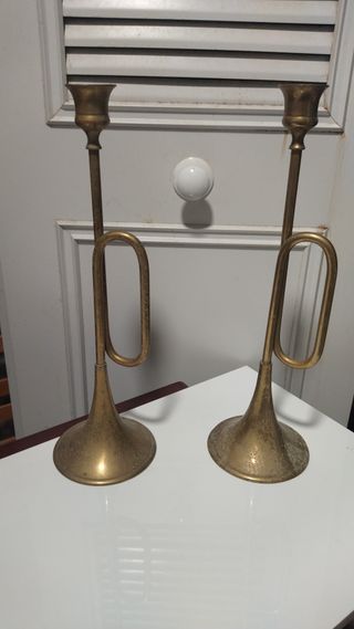Candelabros de metal dorados