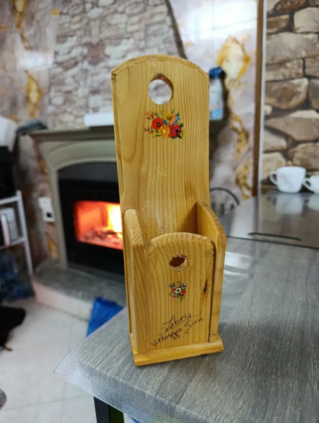 Portaoggetti da parete in legno decorato