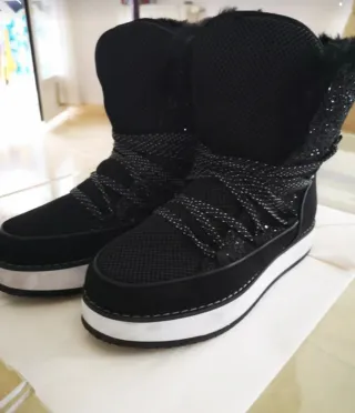 Botas Bershka negras con pompones