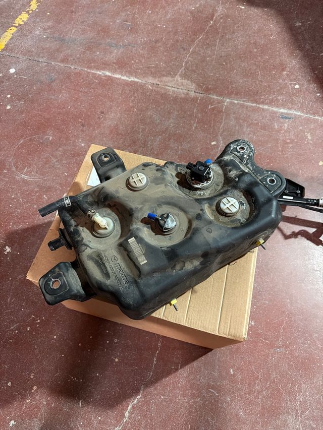 Depósito AdBlue Mazda cx5 de 2019 con su sensores