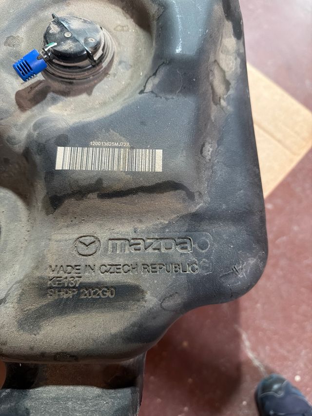 Depósito AdBlue Mazda cx5 de 2019 con su sensores