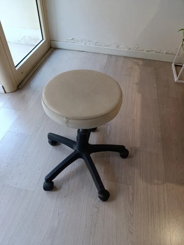 Taburete blanco para manicura con ruedas