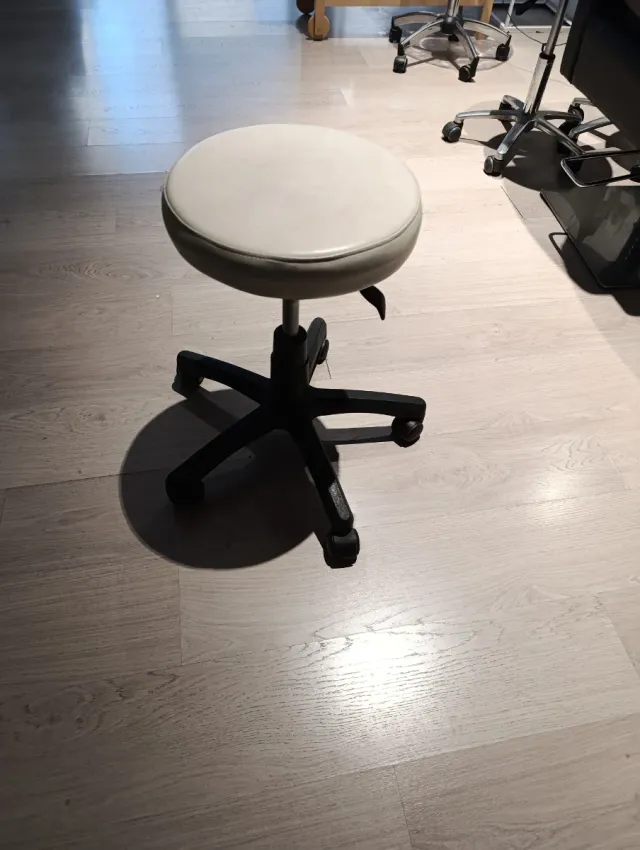 Taburete blanco para manicura con ruedas