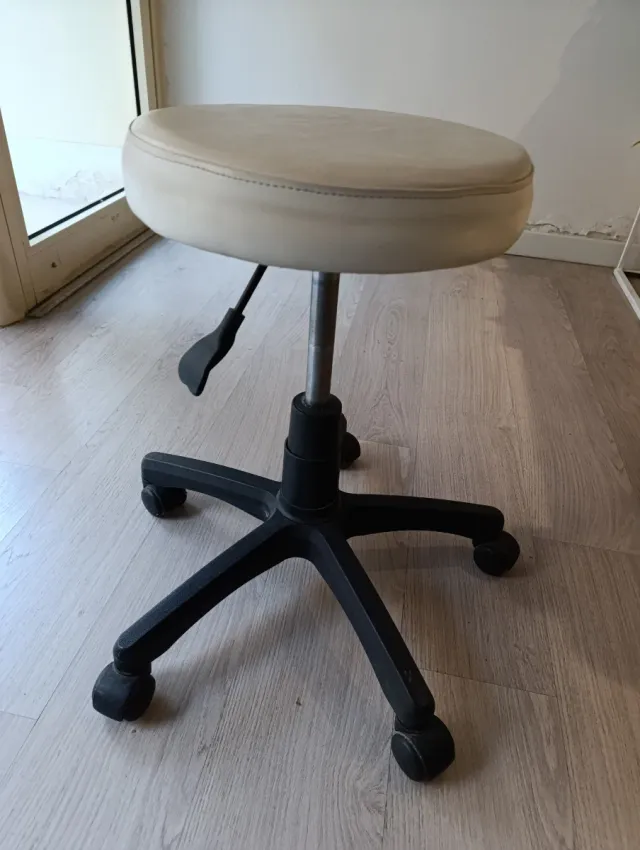 Taburete blanco para manicura con ruedas