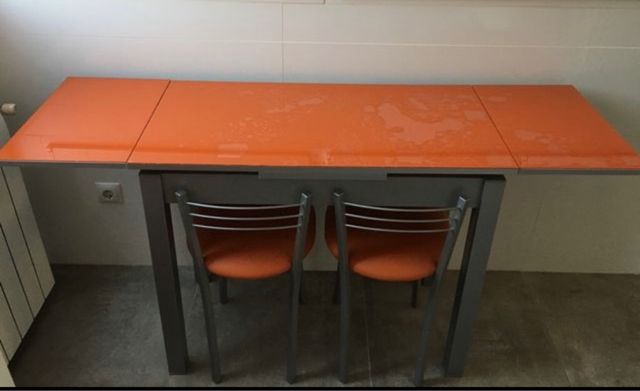 Mesa extensible cristal naranja y metal