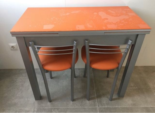 Mesa extensible cristal naranja y metal