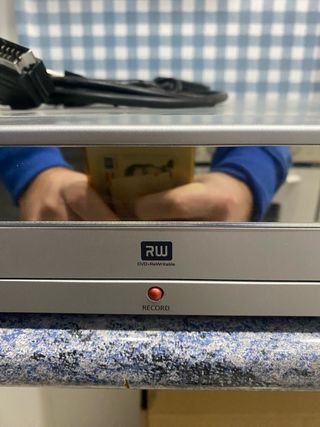 reproductor DVD AEG, con cables