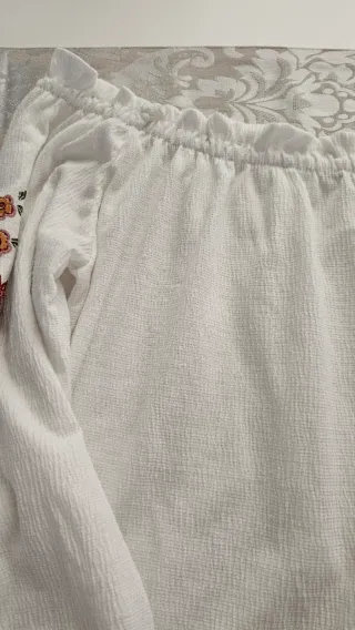 Blusa Bershka blanca bordada flores