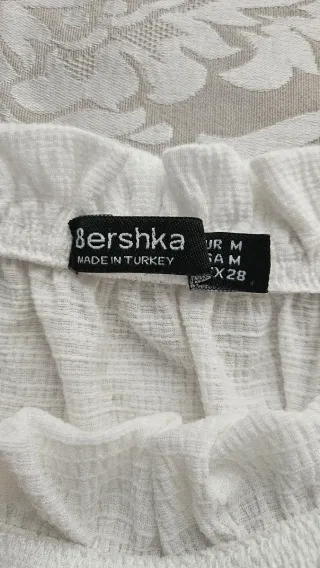 Blusa Bershka blanca bordada flores