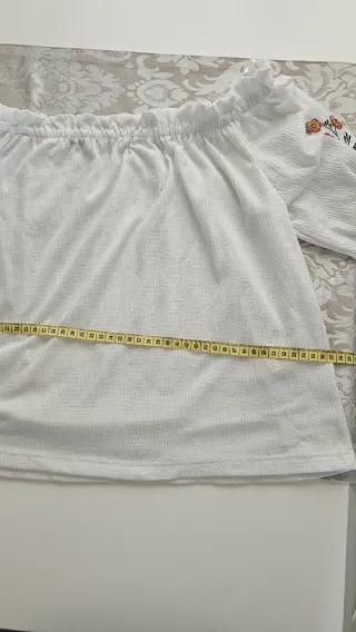 Blusa Bershka blanca bordada flores