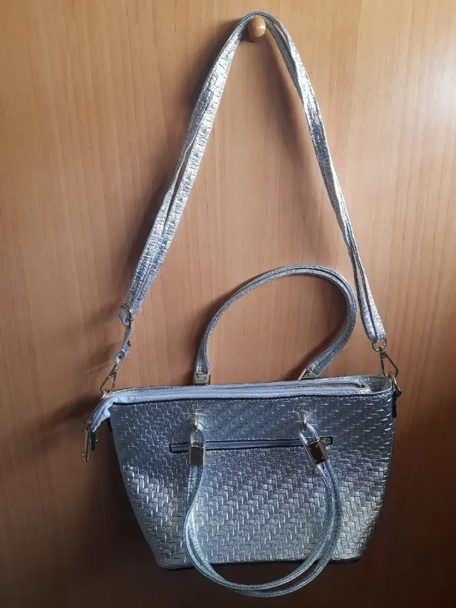 Bolso plateado tejido