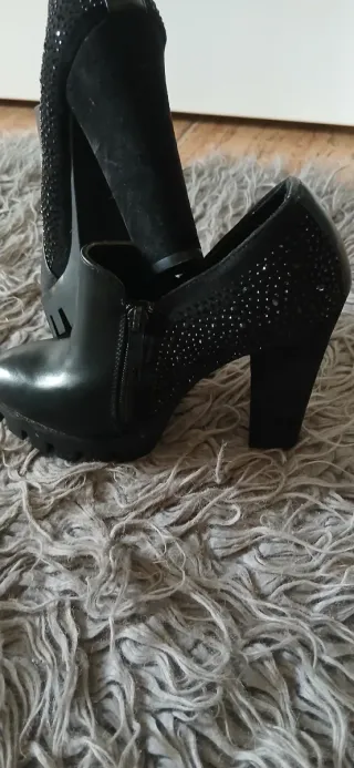 Botín mujer negro con pedrería