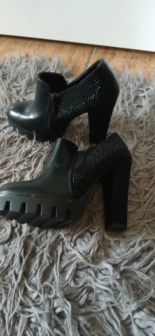 Botín mujer negro con pedrería
