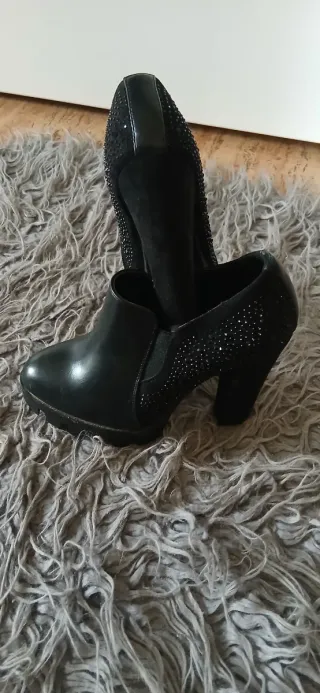 Botín mujer negro con pedrería