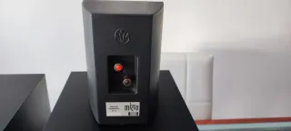 Altavoces Vieta y Panasonic negros .