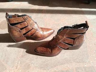 Botines de piel con tiras