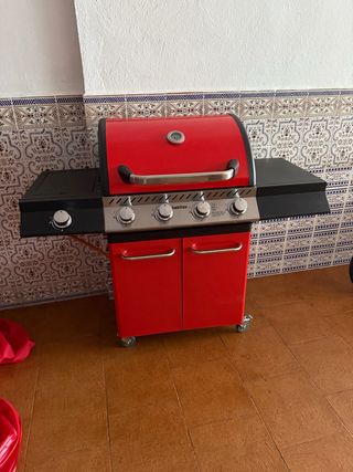 Barbecue a gas rossa e nera