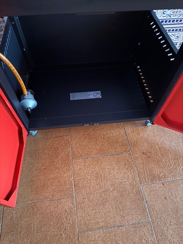 Barbecue a gas rossa e nera