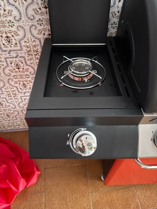 Barbecue a gas rossa e nera
