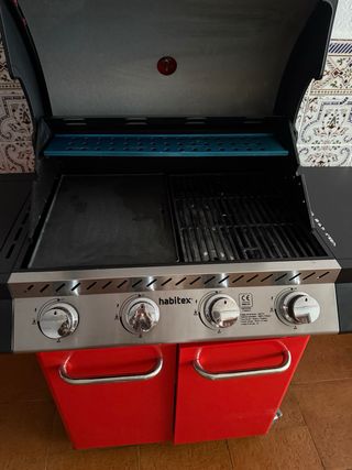 Barbecue a gas rossa e nera