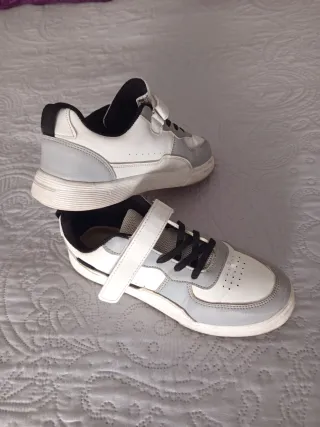 Zapatillas niño gris y blanco