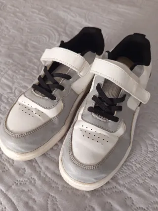Zapatillas niño gris y blanco