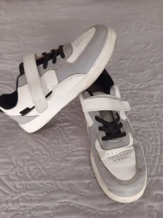 Zapatillas niño gris y blanco