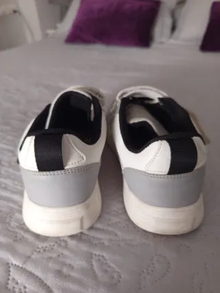 Zapatillas niño gris y blanco
