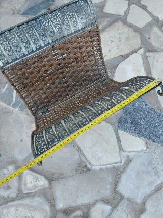 Revistero o leñero de mimbre y metal