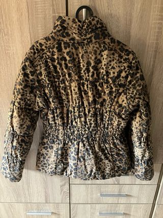 Chaqueta impermeable animal print