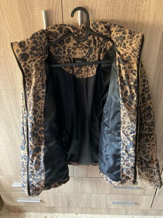 Chaqueta impermeable animal print