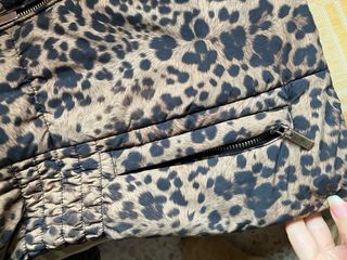Chaqueta impermeable animal print