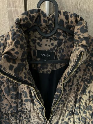 Chaqueta impermeable animal print