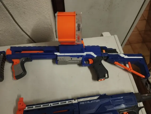 Lote de pistolas Nerf y dardos.