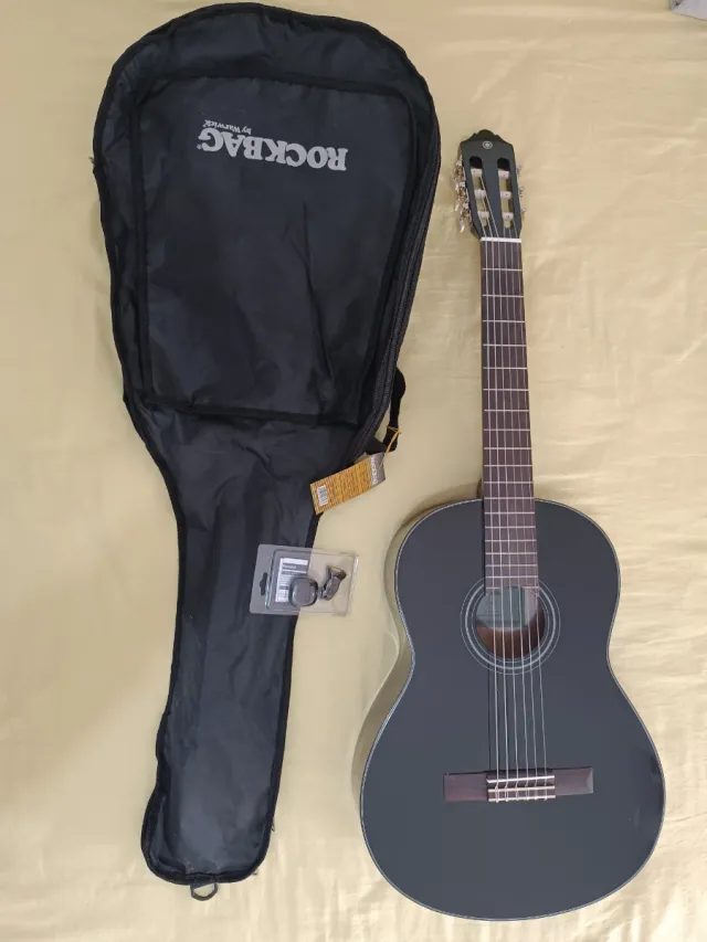 Guitarra Clásica Yamaha C40 Negra, funda y afinado