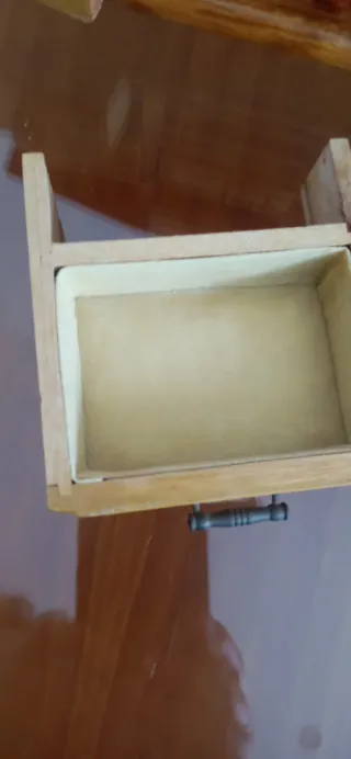 Joyero de madera antiguo con caja de música