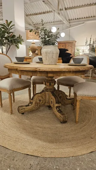 Mesa redonda antigua de madera