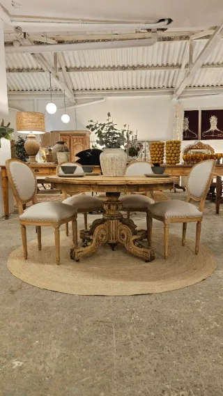 Mesa redonda antigua de madera