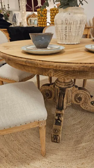 Mesa redonda antigua de madera