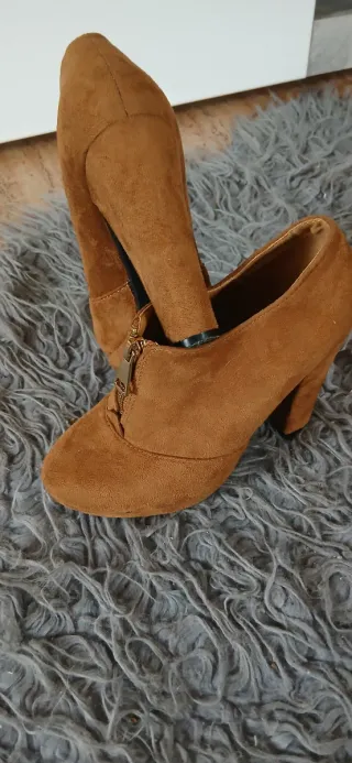 Botín mujer tacón cremallera marrón