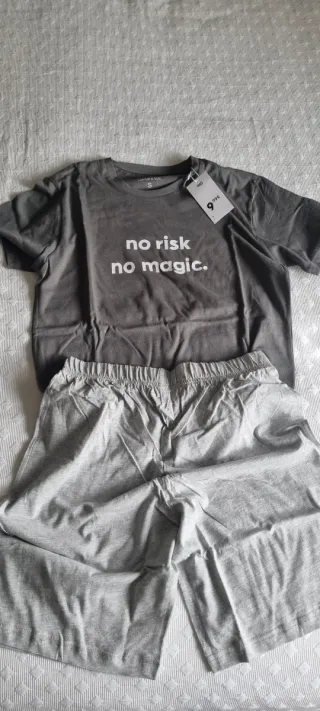 Se venden pijamas de verano para hombre.