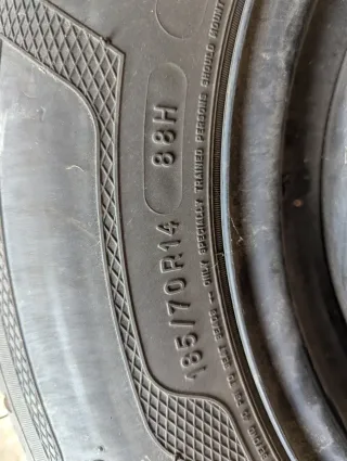 Neumáticos de invierno con llantas – 185/70 R14