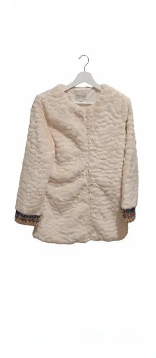 Chaqueta pelo sintético beige con bordado