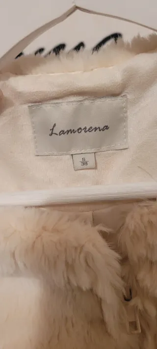 Chaqueta pelo sintético beige con bordado