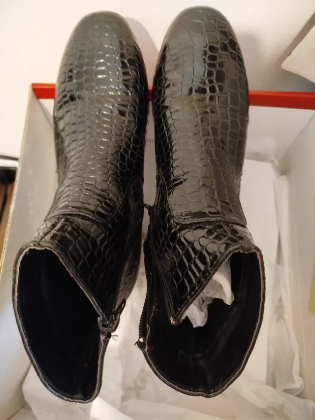 Botines charol negros