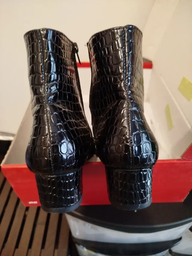 Botines charol negros