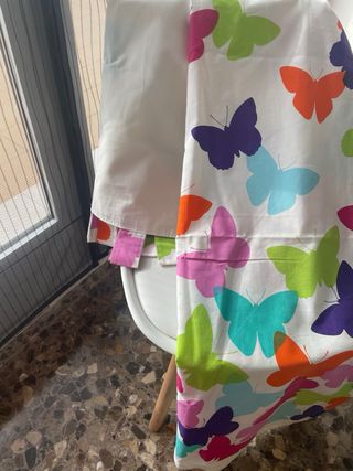 Cortina de tela con mariposas multicolor