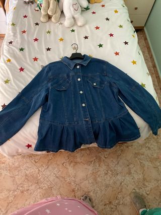 Chaqueta vaquera con volante.